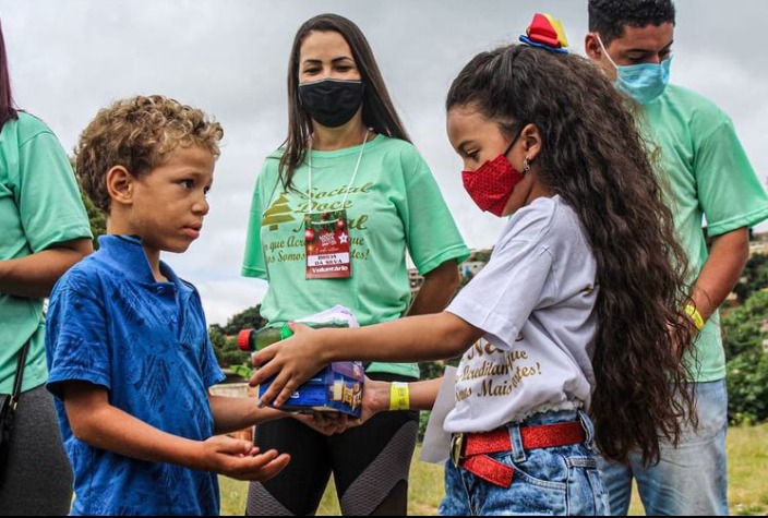 Crianças de comunidades carentes recebem caixas de bombons doadas pela Jucemg