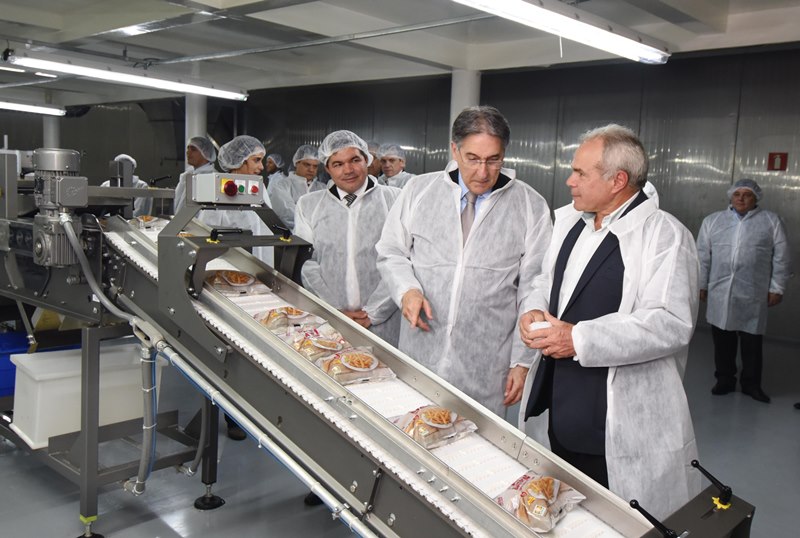 Fernando Pimentel visita fÃ¡brica de batatas em Perdizes